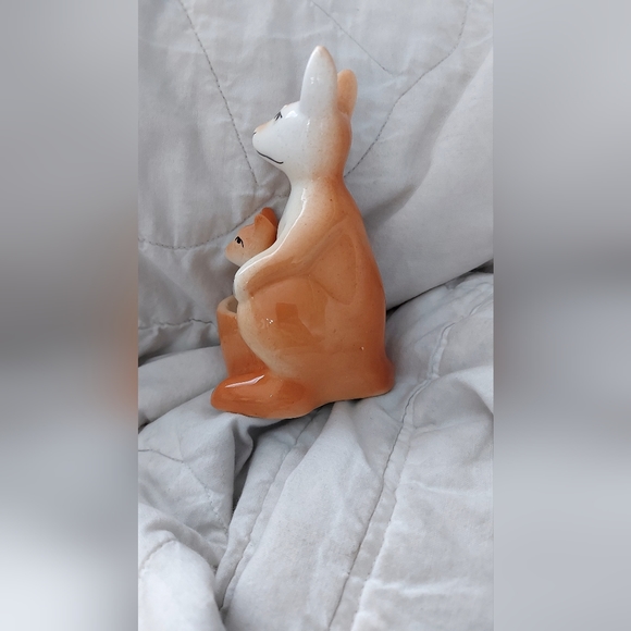 Vintage Kangaroo and Joey Salt and Pepper Shaker - Picture 4 of 6